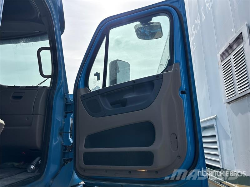 Freightliner Cascadia 6x4 T/A Sleeper Truck Tractor Nyergesvontatók
