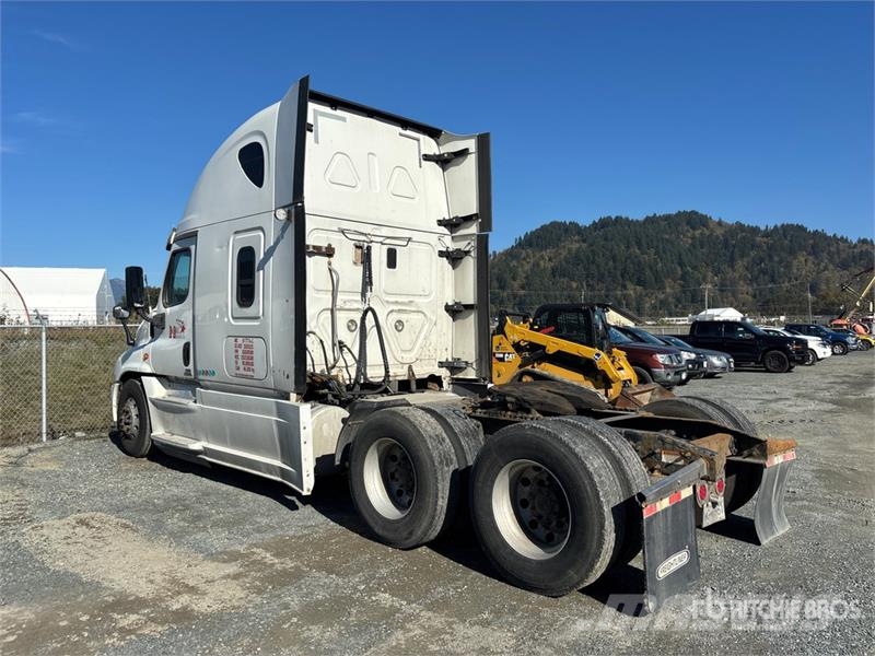 Freightliner Cascadia 125 6x4 T/A Sleeper Truck Tractor (Inoper Седельные тягачи