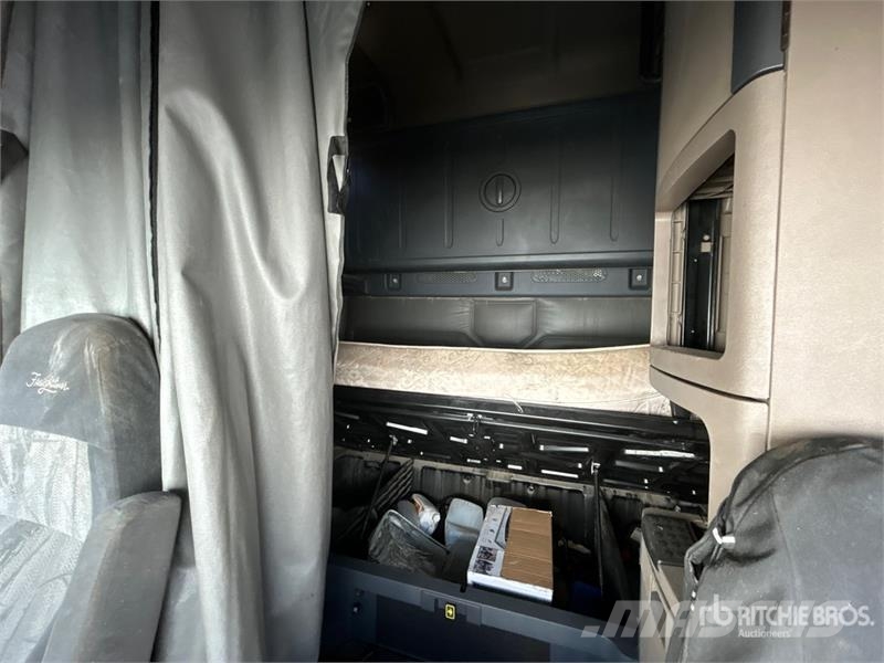 Freightliner Cascadia 125 6x4 T/A Sleeper Truck Tractor (Inoper Vetopöytäautot