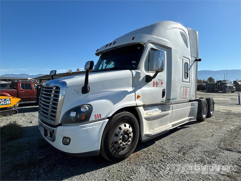 Freightliner Cascadia 125 6x4 T/A Sleeper Truck Tractor (Inoper Седельные тягачи