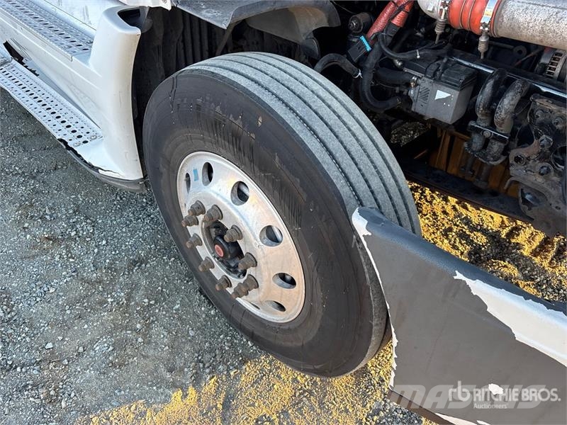 Freightliner Cascadia 125 6x4 T/A Sleeper Truck Tractor Sattelzugmaschinen