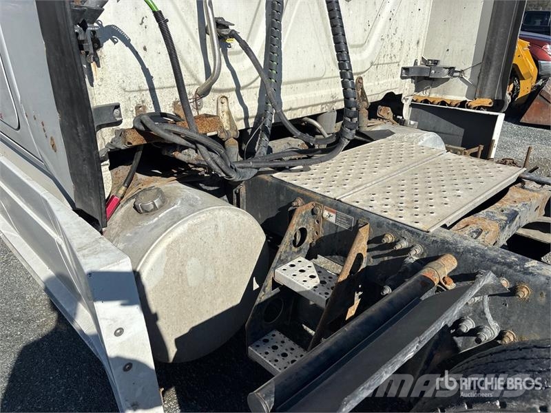 Freightliner Cascadia 125 6x4 T/A Sleeper Truck Tractor (Inoper Седельные тягачи