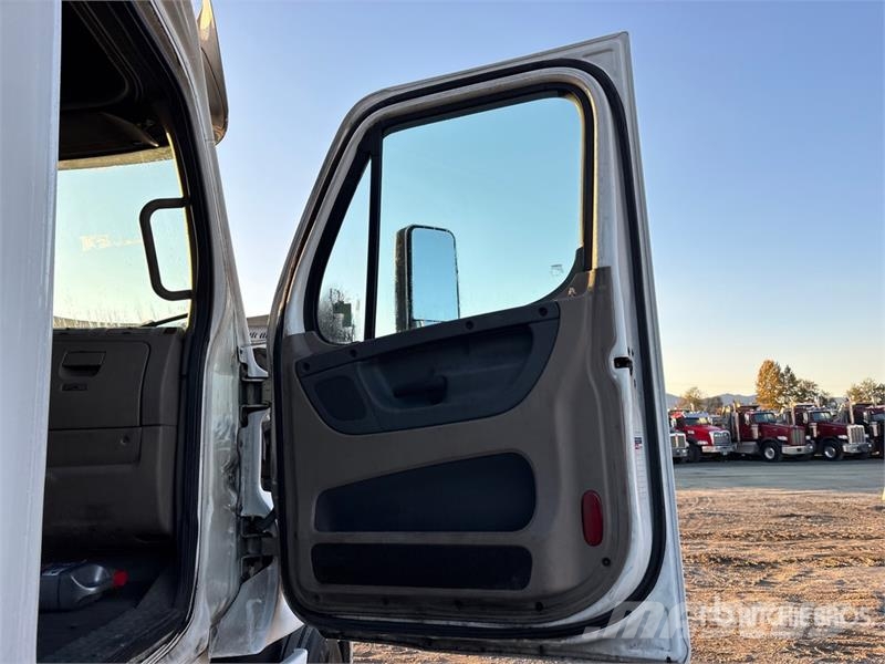 Freightliner Cascadia 125 6x4 T/A Sleeper Truck Tractor Sattelzugmaschinen