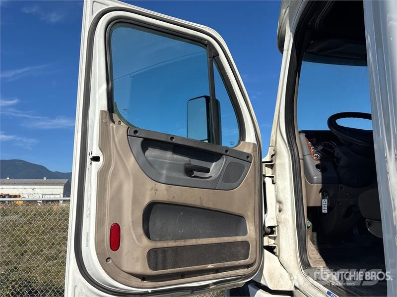 Freightliner Cascadia 125 6x4 T/A Sleeper Truck Tractor (Inoper Седельные тягачи