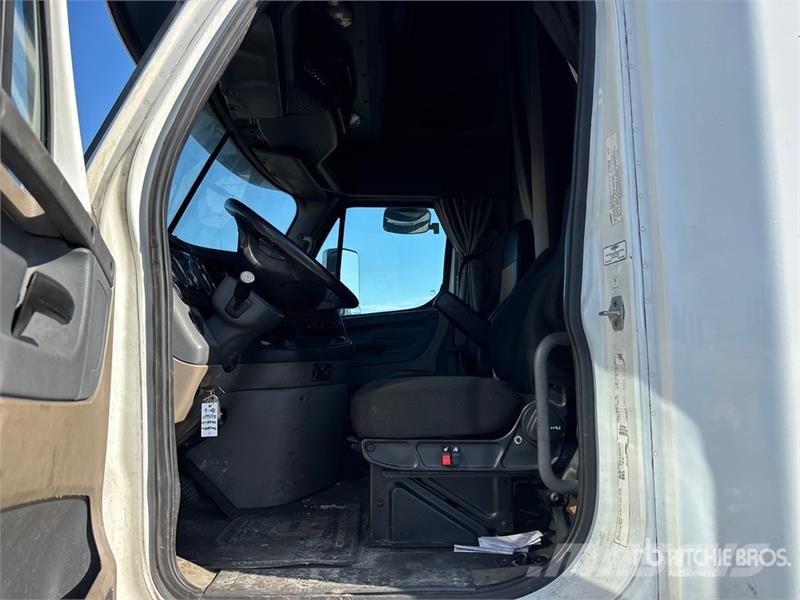 Freightliner Cascadia 125 6x4 T/A Sleeper Truck Tractor (Inoper Седельные тягачи