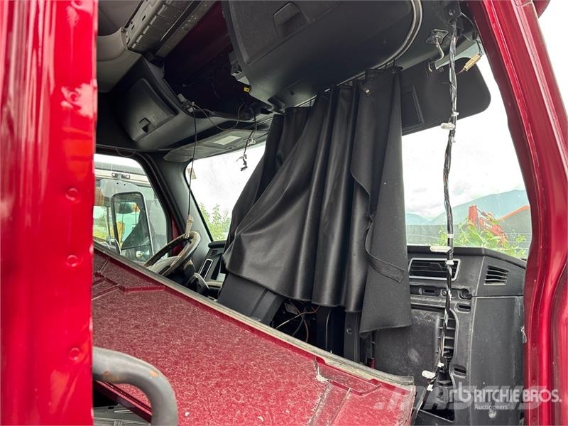 Freightliner Cascadia 6x4 T/A Sleeper Truck Tractor (Inoperable 中古トラクターヘッド | トレーラーヘッド