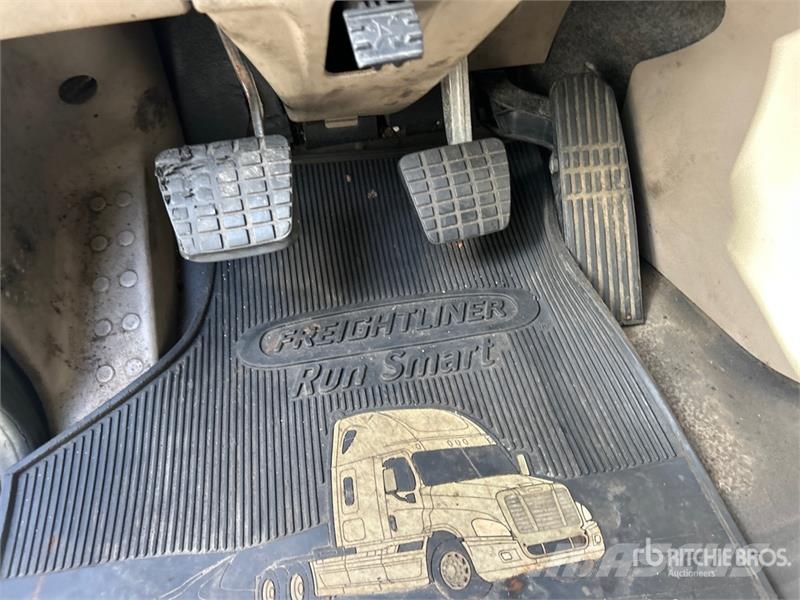 Freightliner Cascadia 125 6x4 T/A Sleeper Truck Tractor (Inoper Vetopöytäautot