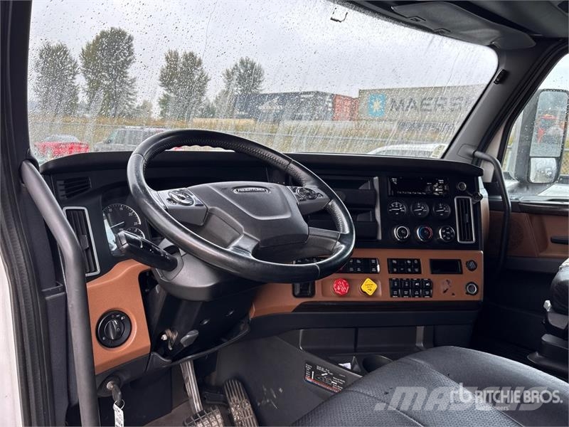 Freightliner Cascadia 126 6x4 T/A Sleeper Truck Tractor Ciągniki siodłowe