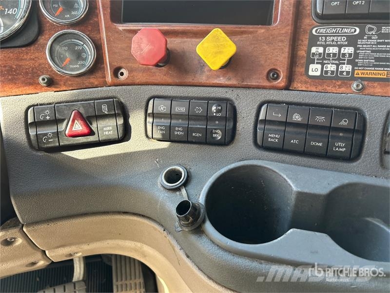 Freightliner Cascadia 125 6x4 T/A Sleeper Truck Tractor (Inoper Vetopöytäautot