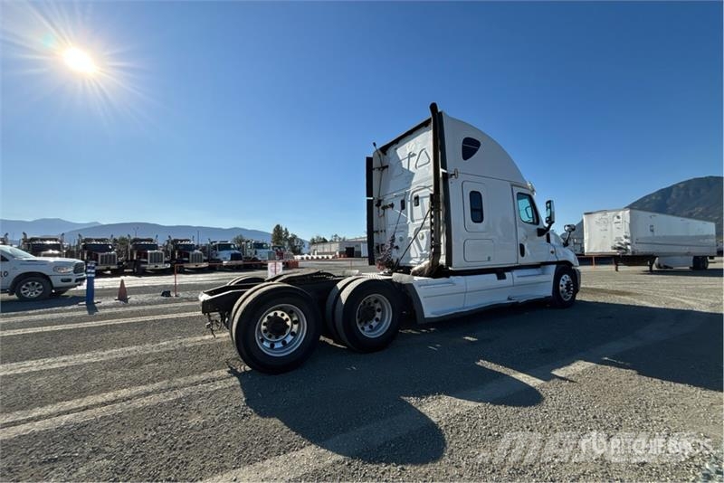Freightliner Cascadia 125 6x4 T/A Sleeper Truck Tractor Sattelzugmaschinen