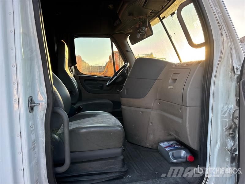 Freightliner Cascadia 125 6x4 T/A Sleeper Truck Tractor Sattelzugmaschinen