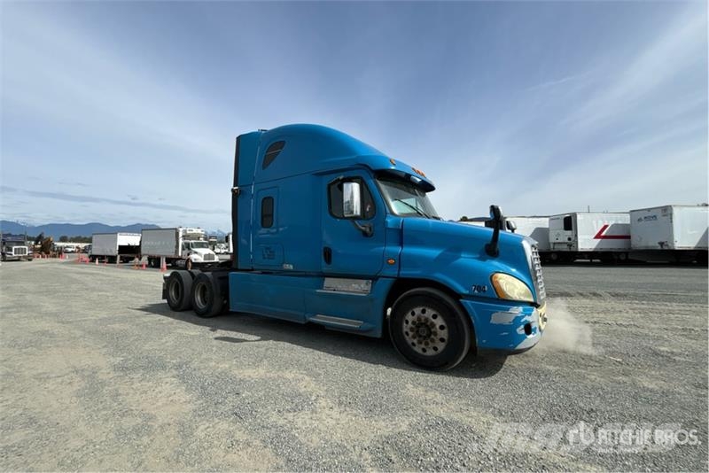Freightliner Cascadia 6x4 T/A Sleeper Truck Tractor Nyergesvontatók