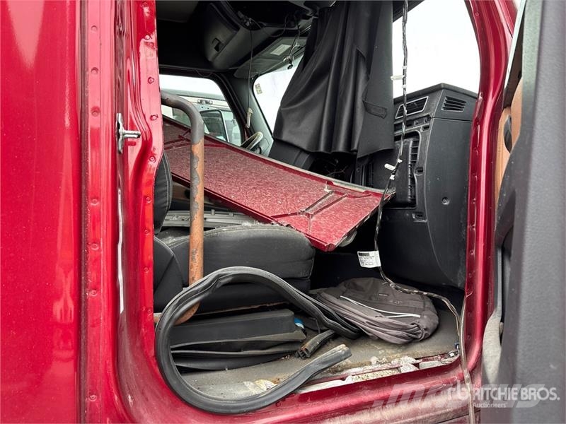 Freightliner Cascadia 6x4 T/A Sleeper Truck Tractor (Inoperable 中古トラクターヘッド | トレーラーヘッド
