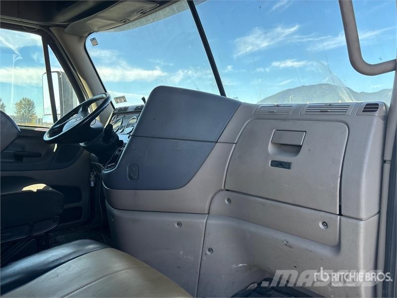 Freightliner Cascadia 125 6x4 T/A Sleeper Truck Tractor (Inoper Седельные тягачи