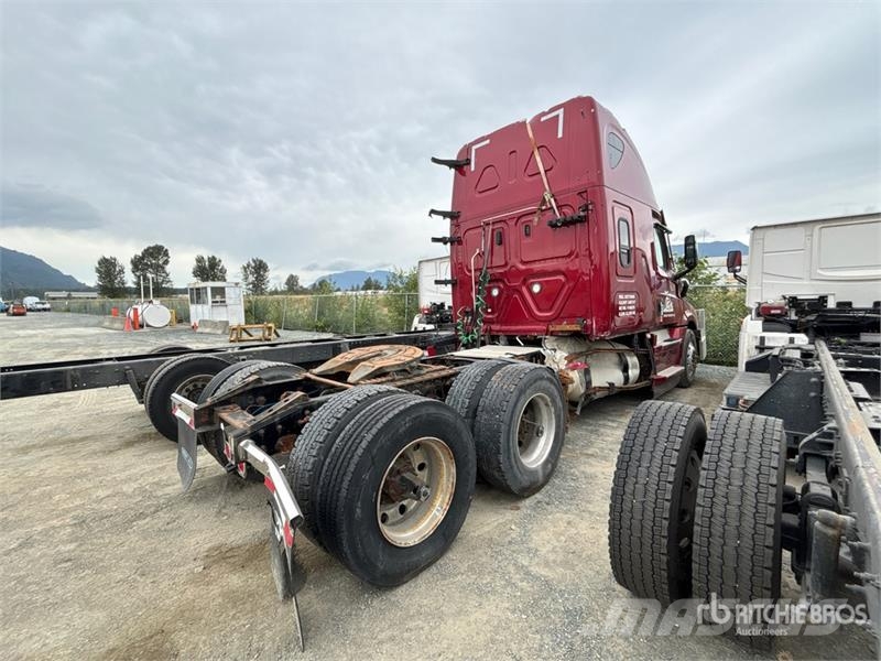 Freightliner Cascadia 6x4 T/A Sleeper Truck Tractor (Inoperable 中古トラクターヘッド | トレーラーヘッド