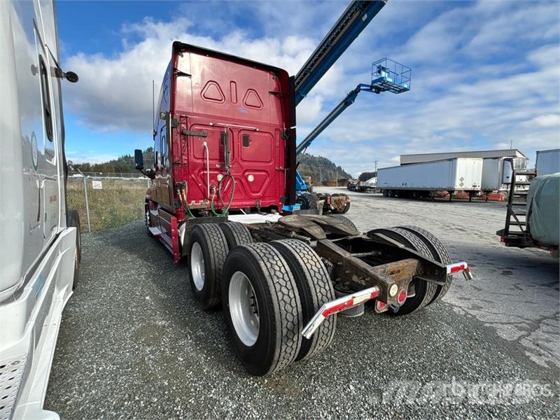 Freightliner Cascadia 125 6x4 T/A Sleeper Truck Tractor (Inoper Влекачи