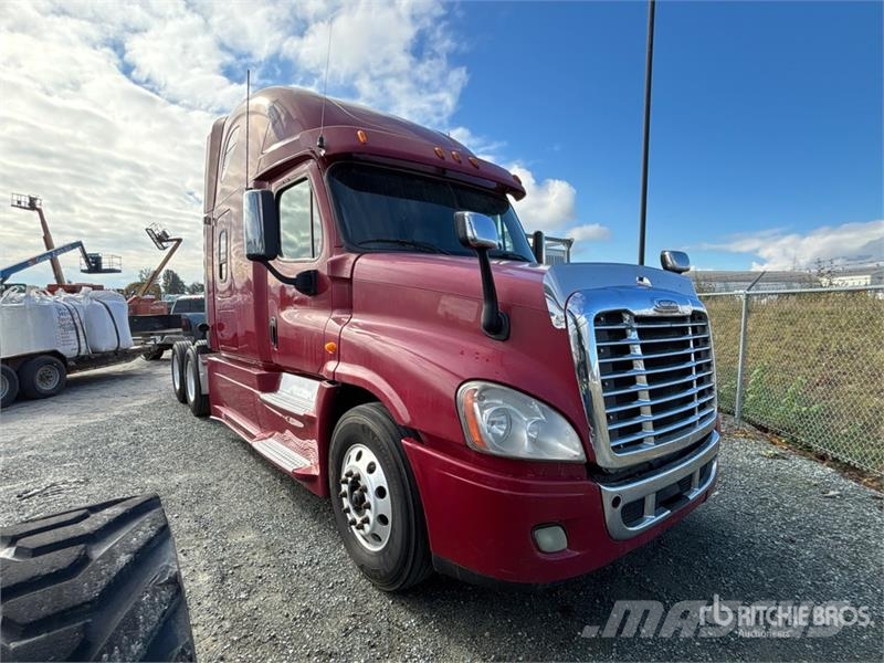 Freightliner Cascadia 125 6x4 T/A Sleeper Truck Tractor (Inoper Влекачи