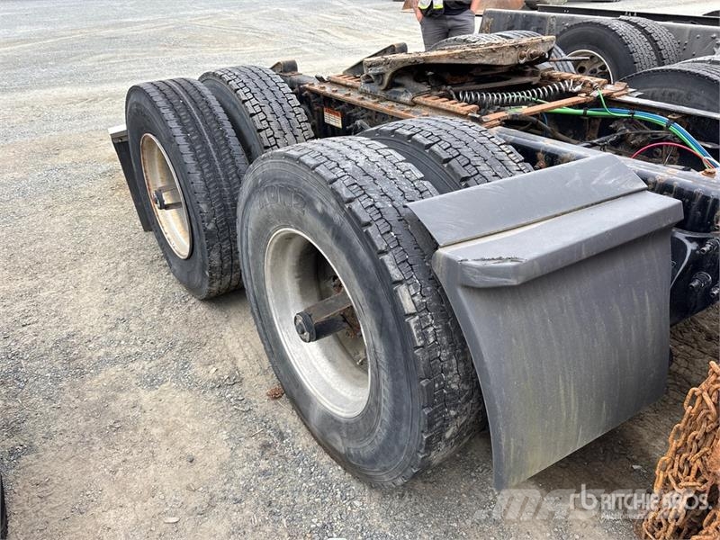 Freightliner Cascadia 6x4 T/A Sleeper Truck Tractor (Inoperable 中古トラクターヘッド | トレーラーヘッド