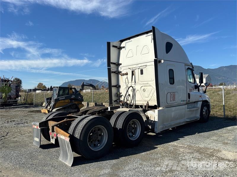 Freightliner Cascadia 125 6x4 T/A Sleeper Truck Tractor (Inoper Седельные тягачи