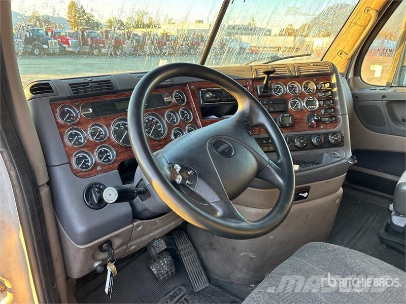 Freightliner Cascadia 125 6x4 T/A Sleeper Truck Tractor Sattelzugmaschinen