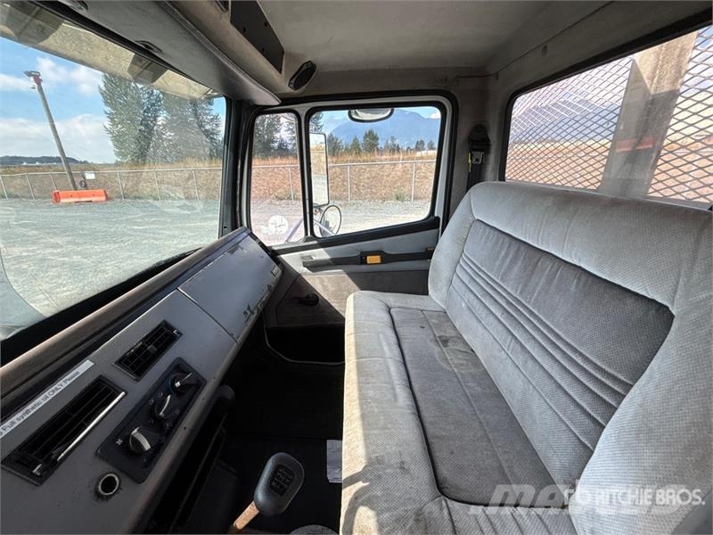Freightliner FL 60 Грузовики-платформы/боковая разгрузка