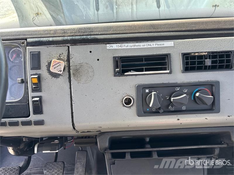 Freightliner FL 60 Грузовики-платформы/боковая разгрузка