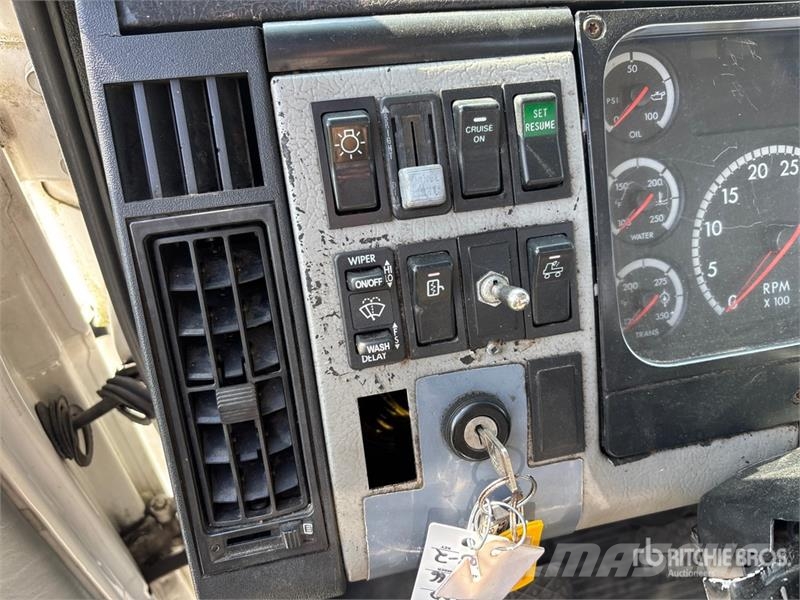 Freightliner FL 60 Грузовики-платформы/боковая разгрузка