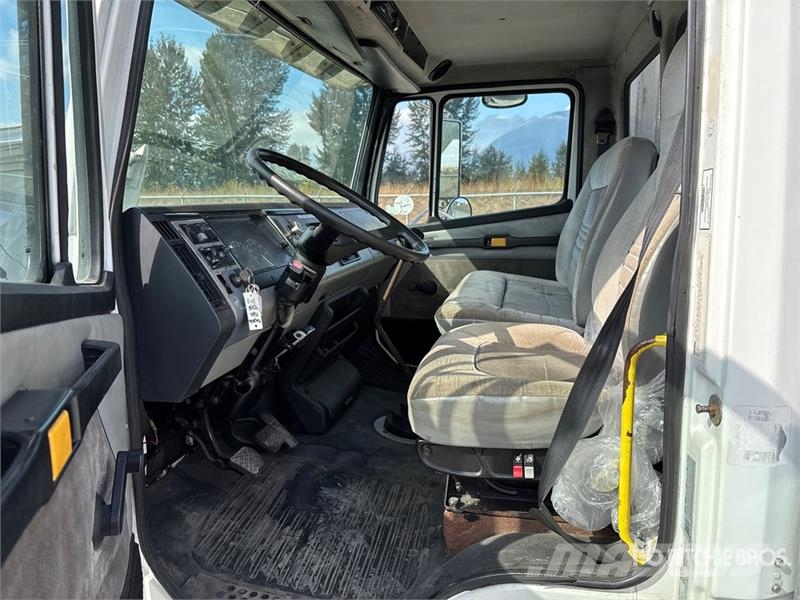 Freightliner FL 60 Грузовики-платформы/боковая разгрузка