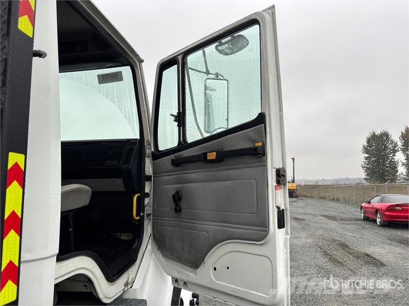 Freightliner FL 70 4x2 Flatbed Truck Ciężarówki typu Platforma / Skrzynia