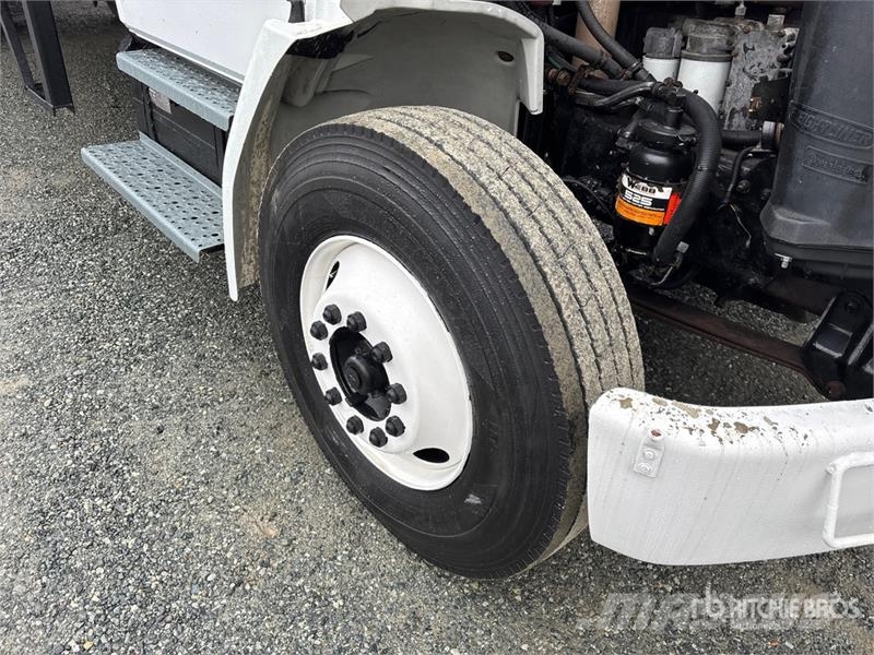 Freightliner FL 70 4x2 Flatbed Truck Ciężarówki typu Platforma / Skrzynia