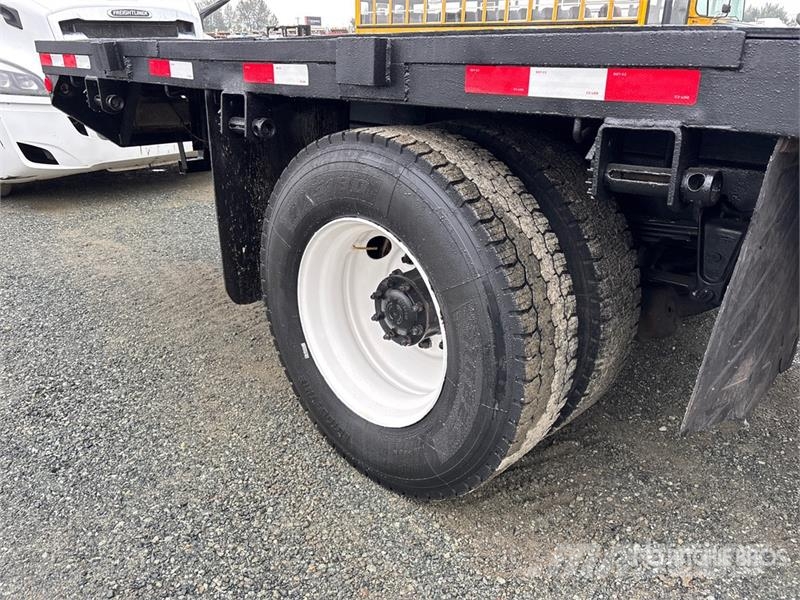 Freightliner FL 70 4x2 Flatbed Truck Ciężarówki typu Platforma / Skrzynia