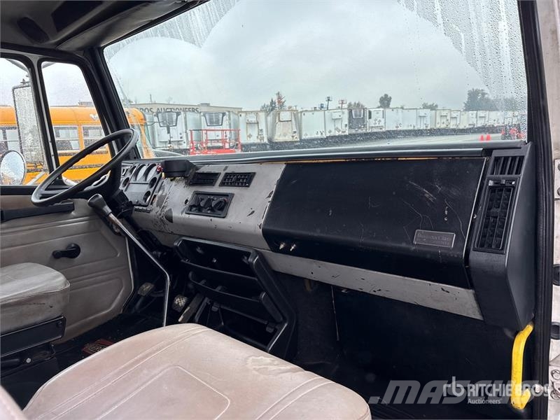 Freightliner FL 70 4x2 Flatbed Truck Ciężarówki typu Platforma / Skrzynia