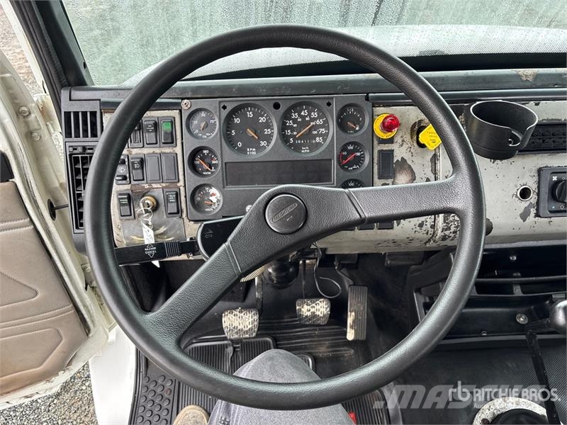 Freightliner FL 70 4x2 Flatbed Truck Ciężarówki typu Platforma / Skrzynia