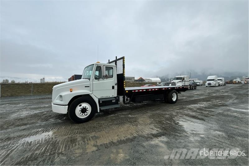 Freightliner FL 70 4x2 Flatbed Truck Ciężarówki typu Platforma / Skrzynia