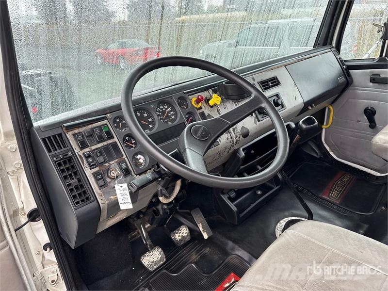Freightliner FL 70 4x2 Flatbed Truck Ciężarówki typu Platforma / Skrzynia