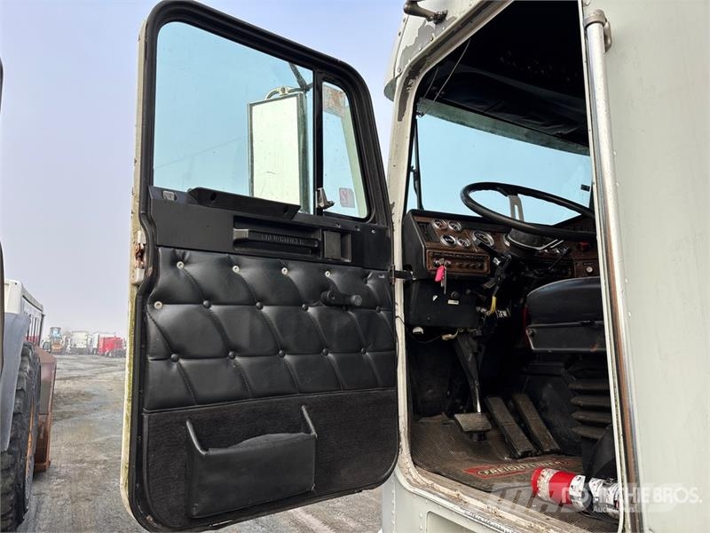 Freightliner FLB 6x4 Movie Cast Truck Andere Fahrzeuge