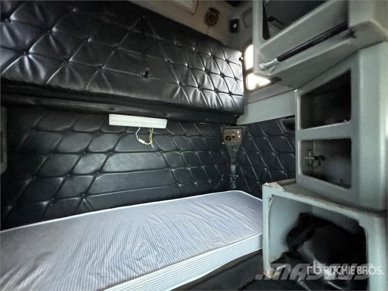 Freightliner FLB 6x4 Sleeper Movie Cast Truck Outros Camiões