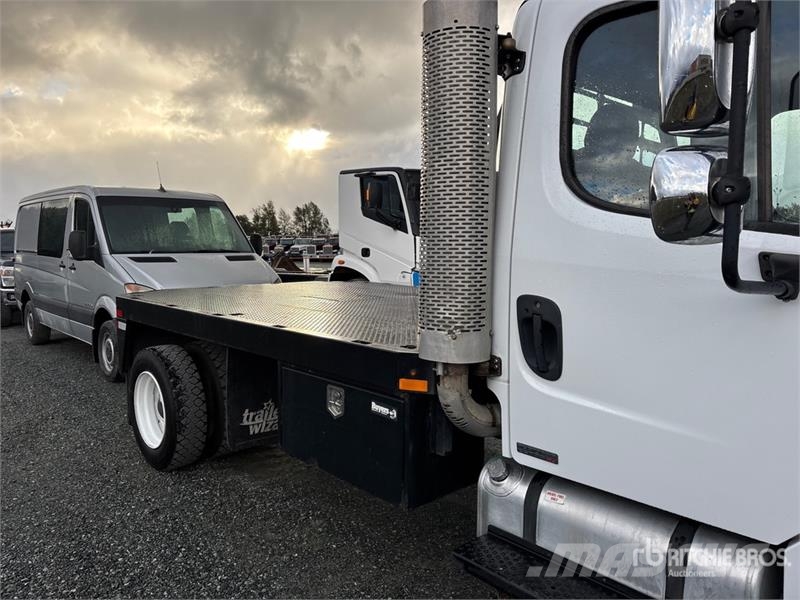 Freightliner M2 106 Platformas/izkraušana no sāniem