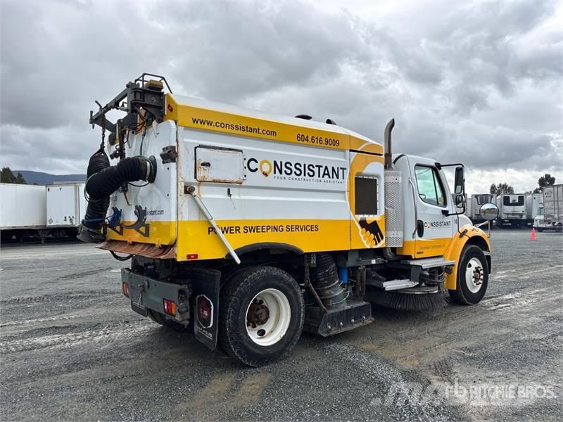 Freightliner M2 106 شاحنات كاسحة