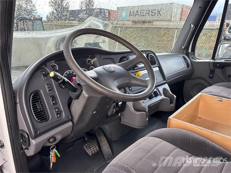 Freightliner M2 106 Platformas/izkraušana no sāniem