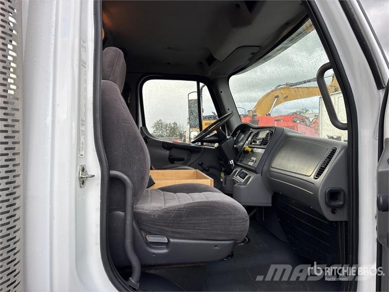 Freightliner M2 106 Platformas/izkraušana no sāniem