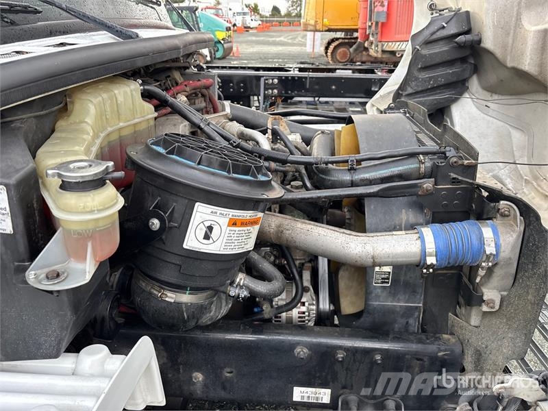 Freightliner M2 106 Platformas/izkraušana no sāniem