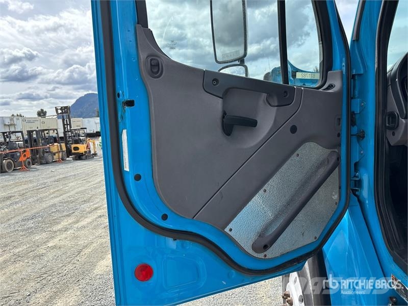 Freightliner M2 106 Kabine i unutrašnjost