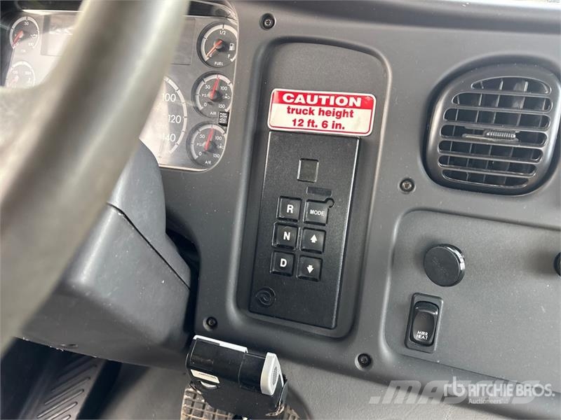 Freightliner M2 106 Platformas/izkraušana no sāniem
