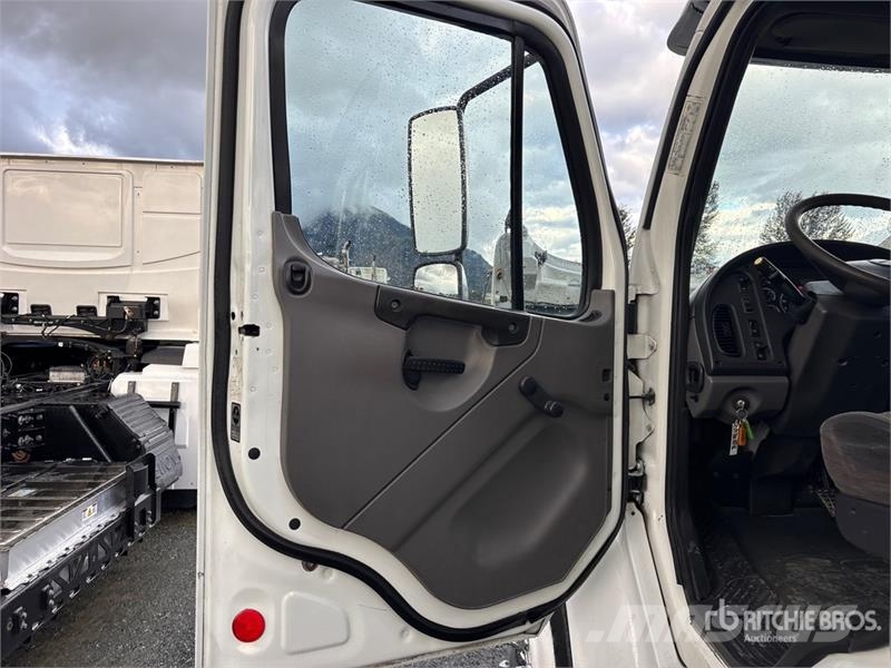 Freightliner M2 106 Platformas/izkraušana no sāniem