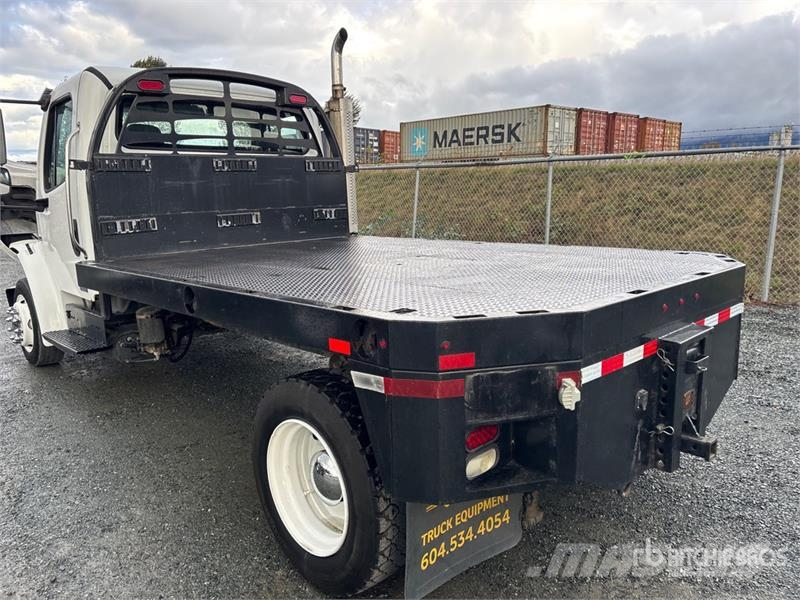 Freightliner M2 106 Platformas/izkraušana no sāniem