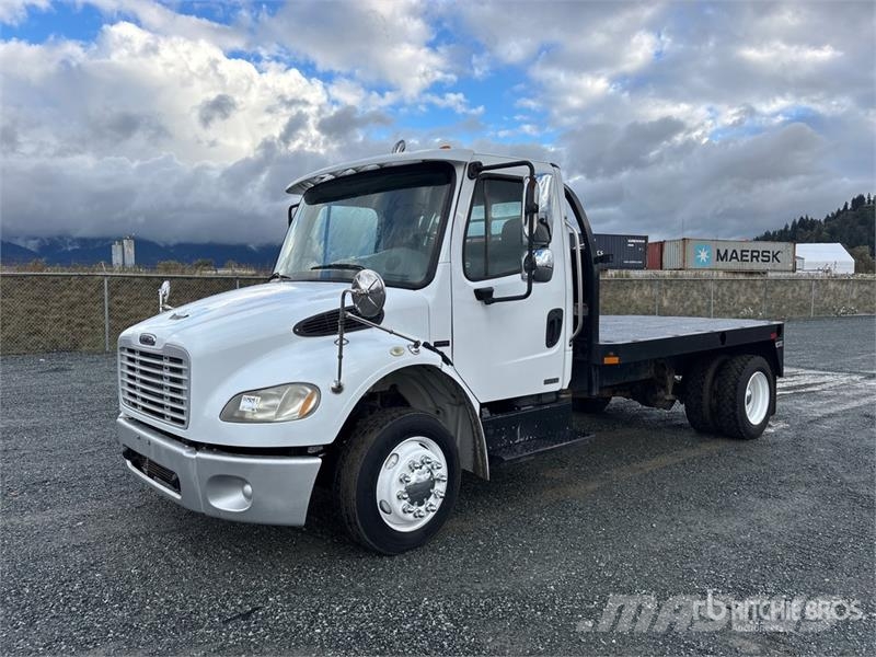 Freightliner M2 106 Platformas/izkraušana no sāniem