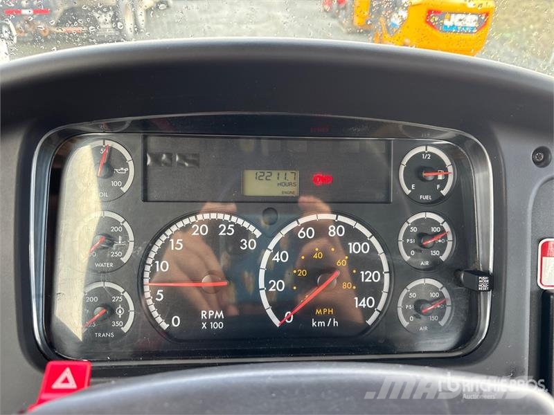 Freightliner M2 106 Platformas/izkraušana no sāniem