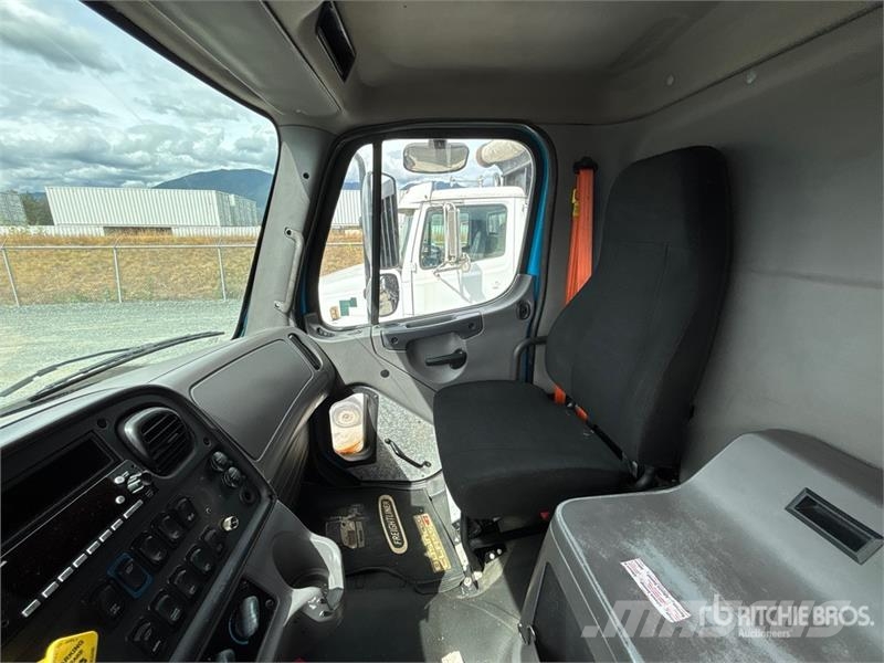 Freightliner M2 106 Kabine i unutrašnjost