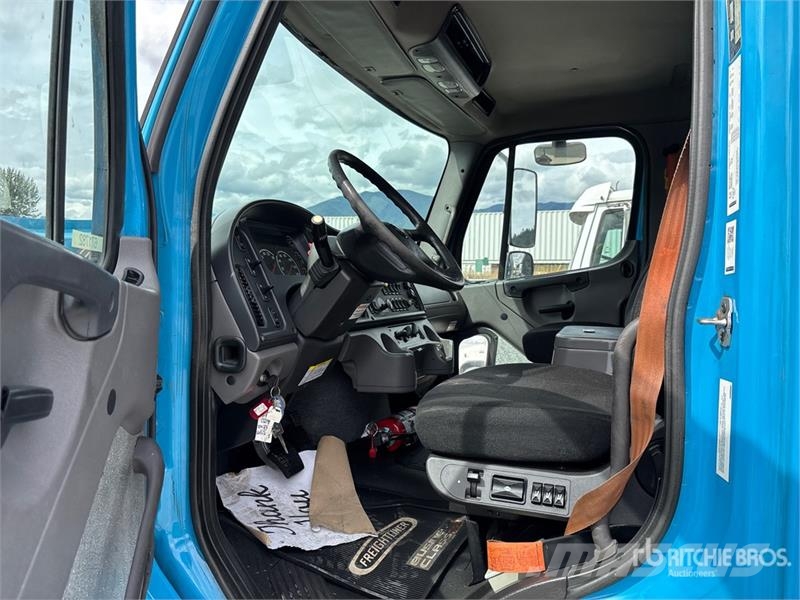 Freightliner M2 106 Kabine i unutrašnjost